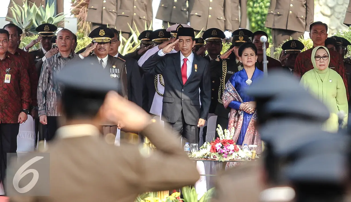 Presiden Jokowi (ketiga kanan) memberi penghormatan saat upacara  Peringatan Hari Bhakti Adhyaksa ke-55 di Kejaksaan Agung, Jakarta, Rabu (22/7/2015). Tema hari Bhakti Adhyaksa ke-55 'Tingkatkan Kinerja, Bela Anak Bangsa.' (Liputan6.com/Faizal Fanani) 