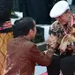 Presiden Jokowi berjongkok saat memberikan penghargaan kepada sastrawan Putu Wijaya di Kantor Kemendikbud, Jakarta, Minggu (9/12/2018). (Foto: Muchlis Jr - Biro Pers Sekretariat Presiden)