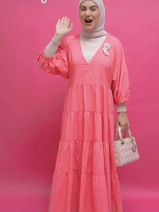 Irish juga tampil lebih simple mengenakan dress ruffle pink dengan manset yang diserasikan dengan kerudungnya. Ia pun membawa lady Dior bag. @_irishbella_