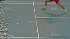 Bayangan atlet Bulutangkis Indonesia, Ricky Karanda Suwardi yang sedang berlatih di Cipayung, Jakarta Timur, Senin (14/8/2017). Tim Bulutangkis akan menghadapi dua event besar yaitu SEA Games 2017 dan BWF World Championship. (Bola.com/Nicklas Hanoatubun)