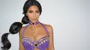 Usai tragedi perampokan yang menimpa dirinya di Paris, Kim Kardashian memang sempat menenangkan diri. Perlahan, ia mulai bisa hidup seperti biasa. Terlihat bersama keluarganya Kim merayakan Halloween dengan kostum Jasmine. (doc.People)