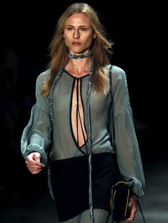 Model mengenakan busana koleksi Lilly Sarti saat Sao Paulo Fashion Week, Sao Paulo , Brasil , 25 April 2016. Sao Paulo Fashion Week  kali para model mengenakan busana yang Transparan.  (REUTERS / Paulo Whitaker)