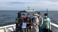vakuasi 5 nelayan dilakukan usai serah terima dengan Agensi Penguatkuasaan Maritim Malaysia (APMM) KM. Tugau-2210 di perbatasan laut Indonesia-Malaysia Perairan Selat Malaka, Sabtu, 3 Juli 2021 (Istimewa)