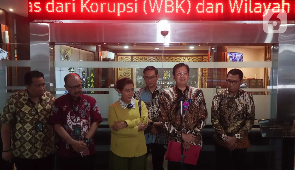 Direktur Penyidikan Jaksa Agung Muda Bidang Tindak Pidana Khusus (Jampidus) Kuntadi saat memberikan kepada awak media usai diperiksa sebagai saksi terkait kasus korupsi impor garam di Jampidsus Kejaksaan Agung, Jakarta, Jumat (7/10/2022). Penyidik Jaksa Agung Muda Tindak Pidana Khusus Kejaksaan Agung memeriksa mantan Menteri Kelautan dan Perikanan Susi Pudjiastuti sebagai saksi dalam perkara dugaan tindak pidana korupsi dalam pemberian fasilitas impor garam industri pada tahun 2016 sampai dengan 2022. (Liputan6.com/Herman Zakharia)