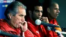 Egyptian Al Ahly&#039;s Portugese head coach Manuel Jose during his team&#039;s press conference with captain Shady Mohamed (C) and defender Wael Gomaa (R) in the FIFA Club World Cup at a Tokyo hotel, on December 9, 2008. AFP PHOTO/TOSHIFUMI KITAMURA 