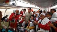 Wakil Presiden (Wapres) Gibran Rakabuming Raka mengunjungi Bandara Internasional Adi Soemarmo untuk meninjau layanan Fast Track Makkah Route dan melepas keberangkatan jemaah haji kloter 73 dari Embarkasi Surakarta. (Foto: Sekretariat Wakil Presiden).