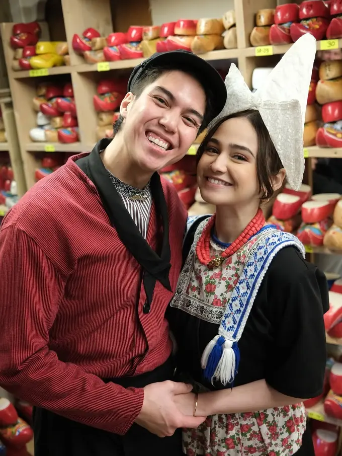 Romantis dan Berbudaya, El Rumi dan Syifa Hadju Tampil Serasi Pakai Baju Tradisional Belanda