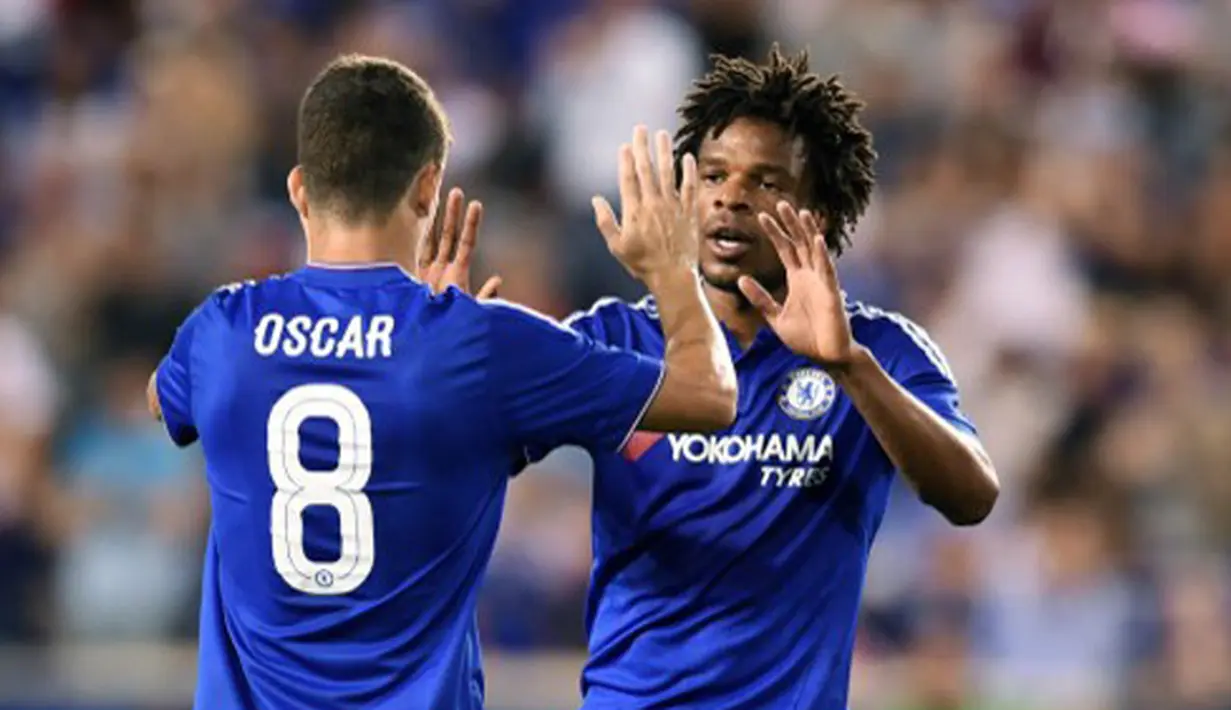 Penyerang Chelsea, Loic Remy (Kanan) melakukan selebrasi bersama Oscar usai mencetak gol pada International Champions Cup 2015 di Red Bull Arena, Kamis (23/7/2015). New York Red Bulls menang atas Chelsea dengan skor 4-2. (AFP PHOTO/JEWEL SAMAD)