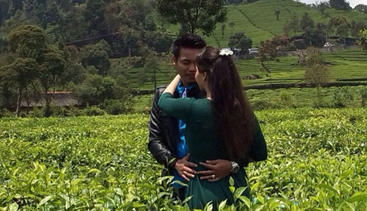 Foto romantis pasangan terlihat dalam akun instagram keduanya. Pasangan ini terlihat begitu harmonis. Banyak doa dari netizen yang berharap keduanya langgeng. Selain itu juga memuji kecantikan istri Owi. (dok. Instagram)