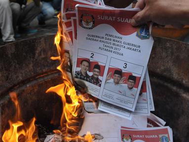 KPU DKI Jakarta memusnahkan surat suara, Jakarta, Selasa (18/4). Surat suara sebanyak 6.943 tersebut dimusnahkan karena rusak dan yang berlebihan. (Liputan6.com/Helmi Afandi)