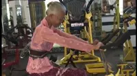 Viral Nenek Olahraga di Gym Pakai Kebaya, Masih Bugar dan Langsing. foto: TikTok @kentangmaksimall