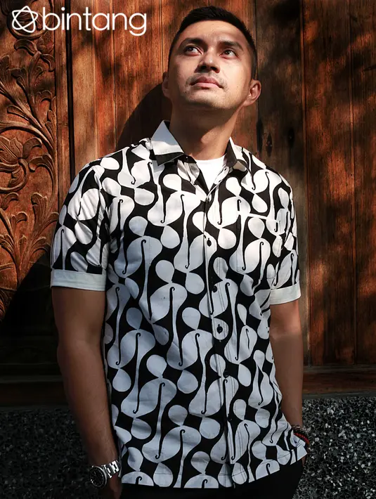 Anjasmara juga mengungkap jika yoga memiliki keterkaitan dengan keharmonisan rumah tangga. Pasalnya, yoga dapat mengontrol stres serta membuat kualitas seks menjadi lebih baik. (Galih W. Satria/Bintang.com)