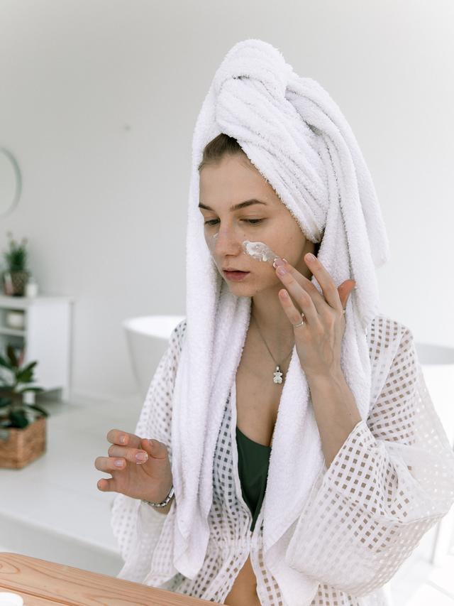 5 Cara Merawat Wajah agar Tidak Kusam dengan Memilih ...