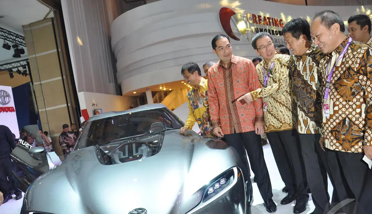Toyota FT-1 yang dipajang pada ajang Indonesia International Motor Show (IIMS) 2014 di JIEXpo menjadi perbincangan karena bentuknya yang keren, JIEXpo, Jakarta, Kamis (18/9/2014) (Liputan6.com/Miftahul Hayat)