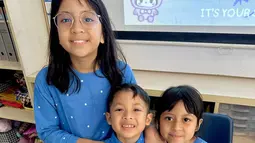 Miskha berpose bersama kakaknya, Megumi, dan adiknya, Miguel. Mereka kompak tersenyum ke arah kamera. (Foto: Instagram/ desta80s)