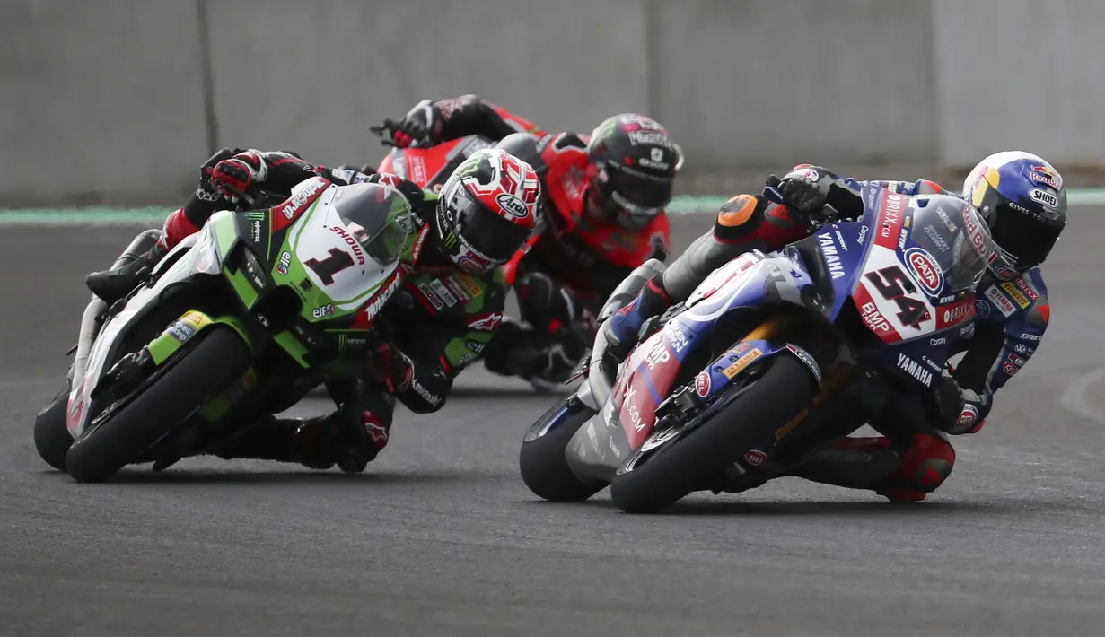 Pembalap Pata Yamaha Toprak Razgatlioglu (54) dan pembalap Kawasaki Racing Team Jonathan Rea (1) bersaing pada Race 1 WSBK Mandalika 2021 di Pertamina Mandalika International Street Circuit, Lombok, Nusa Tenggara Barat, Minggu (21/11/2021). (AP Photo/Achmad Ibrahim)