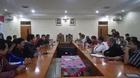 Mediasi sopir angkot dan pengemudi ojek online (Liputan6.com/ Pramita Tristiawati)