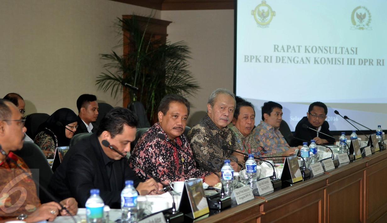 Anggota BPK Eddy Mulyadi Soepardi (tengah) menerima kunjungan Komisi III DPR di Gedung BPK, Jakarta, Selasa (19/4). Mereka melakukan rapat konsolidasi dengan BPK terkait hasil audit pembelian RS Sumber Waras oleh Pemprov DKI. (Liputan6.com/Johan Tallo)