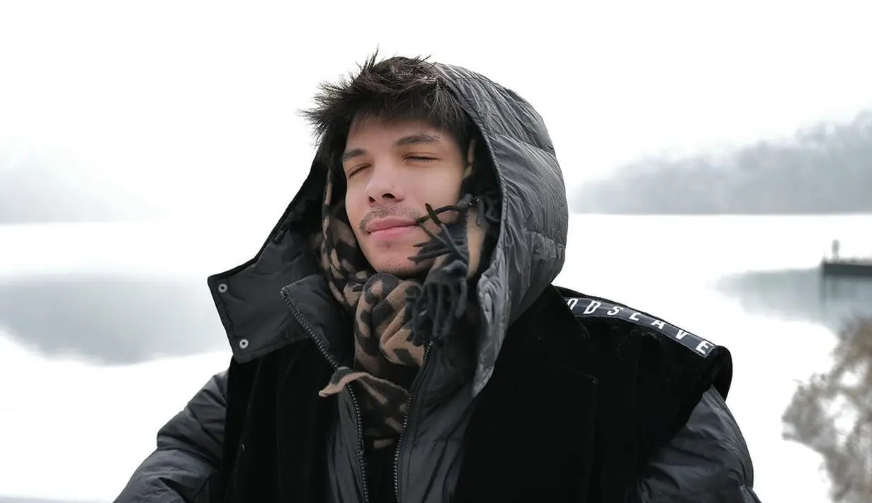 Saat ditanya soal harapan dan resolusi tahun baru, Atta menyebut ia tak punya keinginan muluk. [Foto: Instagram/attahalilintar]