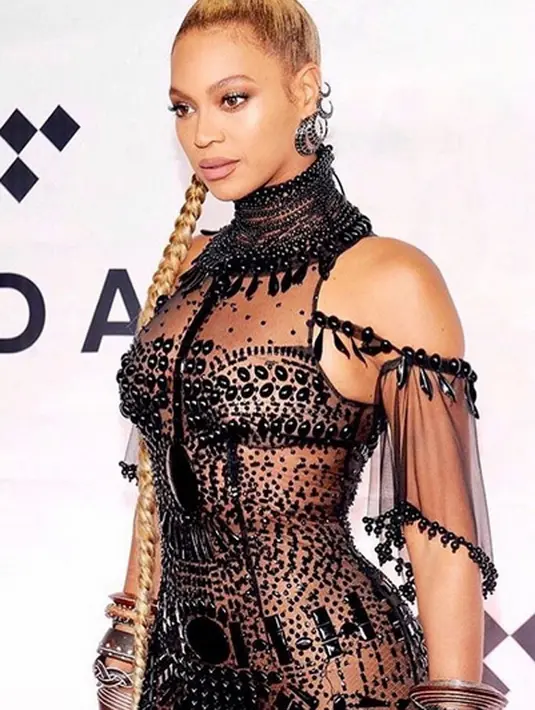 Tak semua pihak bahagia melihat foto tersebut. Pasalnya Beyonce disebut melakukan plagiat atau mencontek tema foto yang pernah dilakukan seoran penyanyi wanita untuk kepentingan video klip. (Instagram/Beyonce)