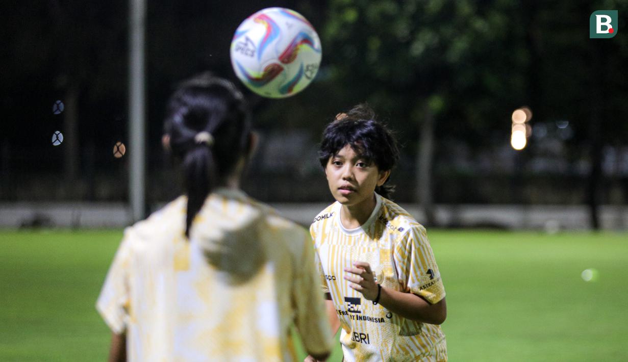 <p>Sejumlah pemain Timnas Indonesia Putri U-17 melakukan latihan yang berlangsung di Lapangan A Kompleks Stadion Utama Gelora Bung Karno (SUGBK), Senayan, Jakarta, Rabu (27/03/2024). Latihan tersebut merupakan bentuk persiapan untuk Piala Asia U-17 yang bergulir di Bali pada 6-19 Mei 2024. (Bola.com/Bagaskara Lazuardi)</p>