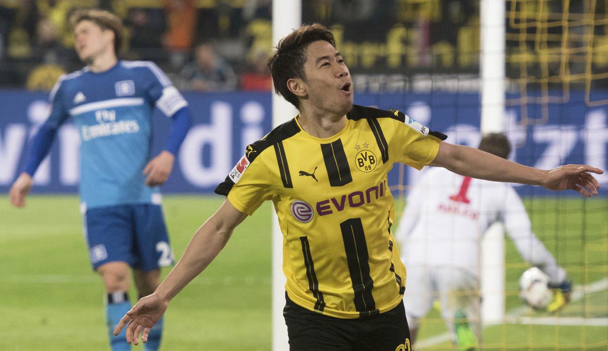 Gelandang Borussia Dortmund, Shinji Kagawa, melakukan selebrasi usai mencetak gol saat pertandingan melawan Hamburg SV di Signal-Iduna Park, Rabu (5/4/2017). Borussia Dortmund taklukan Hamburg SV dengan skor 3-0. (AP/Bernd Thissen)