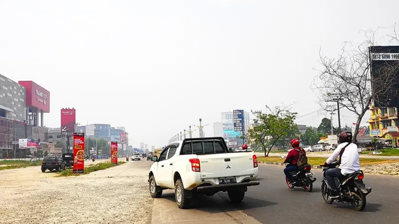 Suasana di Pekanbaru diselimuti kabut asap tipis setelah diguyur hujan sejak petang hingga malam hari.