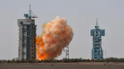 Roket pengangkut Long March-2D yang membawa satelit Gaofen-9 04 diluncurkan dari Pusat Peluncuran Satelit Jiuquan, China, Kamis (6/8/2020). China berhasil meluncurkan satelit penginderaan jauh optik baru dari Pusat Peluncuran Satelit Jiuquan pada pukul 12.01 waktu Beijing. (Xinhua/Wang Jiangbo)