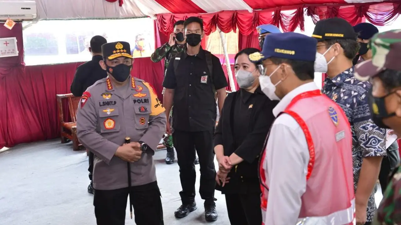Panglima TNI Marsekal Hadi Tjahjanto bersama Kapolri Jenderal Listyo Sigit Prabowo dan Ketua DPR RI Puan Maharani meninjau posko penyekatan check point Pelabuhan Bakauheni Lampung.