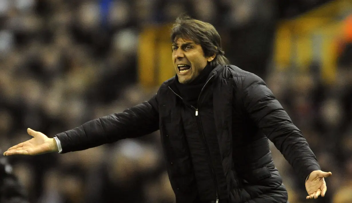 Ekspresi pelatih Chelsea, Antonio Conte memberikan instruksi kepada timnya saat melawan Wolverhampton Wanderers pada putaran kelima Piala FA di Molineux stadium, Wolverhampton, (18/2/2017). Chelsea menang 2-0. (AP/Rui Vieira)
