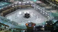 Warga Saudi dan warga asing mengelilingi Ka'bah (tawaf) saat melaksanakan umrah di kompleks Masjidil Haram, kota suci Makkah, Minggu (4/10/2020). Arab Saudi mengizinkan kembali ibadah umrah usai peringanan pembatasan sosial dan karantina wilayah di tengah pandemi Covid-19 di Tanah Suci. (AFP)