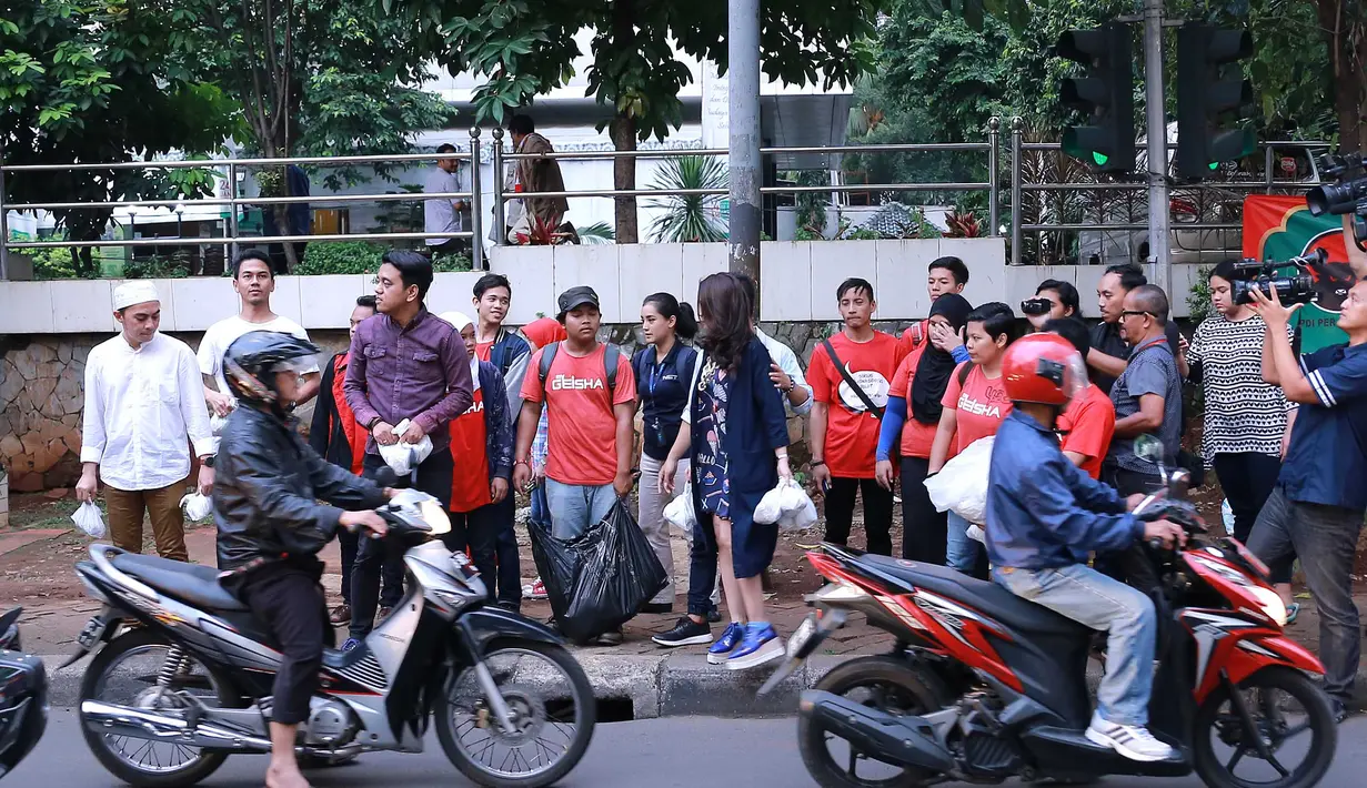 Selain buka bersama dengan fans-nya, dan anak yatim, Geisha juga membagikan takjil di jalanan markas Geisha di kantor Musica. (Galih W. Satria/Bintang.com)