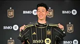 Pemain sepak bola Korea Selatan, Son Heung-min sesaat sebelum memberi keterangan terkait keputusannya bergabung dengan Los Angeles FC (LAFC) di Field Club, Stadion BMO, Los Angeles, Amerika Serikat pada 6 Agustus 2025. (Frederic J. Brown/AFP)