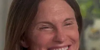 Tawa lebar pun terpasang di wajah Bruce Jenner setelah memberikan pengumuman bahwa dirinya seorang wanita (dailymail.co.uk)