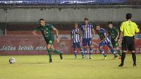 Pemain Persebaya Surabaya, Jose Wilkson (kiri) melakukan eksekusi penalti yang berbuah gol kedua timnya ke gawang Persiraja Banda Aceh dalam laga pekan ke-10 BRI Liga 1 2021/2022 di Stadion Maguwoharjo, Sleman, Minggu (31/10/2021). (Bola.com/Bagaskara Lazuardi)