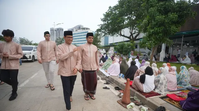 Mantan calon presiden (capres) Anies Baswedan melaksanakan salat Idul Adha 1445 Hijiriah di Masjid Babul Khoirot, Cilandak, Jakarta Selatan, Senin (17/6/2024). (Winda Nelfira).