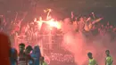 The Jakmania bernyanyi dan berjoget untuk mendukung timnya  selama pertandingan Trofeo Persija  di Stadion Utama Gelora Bung Karno, Jakarta, Sabtu (9/4/2016). (Bola.com/Nicklas Hanoatubun)