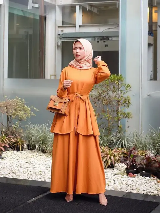 Ingin memberikan aksen pada gamis Idul Fitri kamu? coba pilih yang memiliki detail ruffle seperti selebgram Nabila Rachma (Instagram/nabilrach).