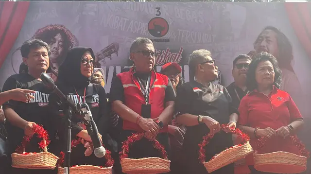 Sekretaris Jenderal (Sekjen) PDIP Hasto Kristiyanto memimpin secara langsung prosesi tabur bunga dalam rangka memperingati 28 tahun peristiwa serangan yang terjadi di kantor DPP partai pada 27 Juli atau dikenal dengan peristiwa Kudatuli. (Winda Nelfira).