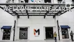Sejumlah orang berada di Universitas Paramadina, District 2 Meikarta, Cikarang, Kabupaten Bekasi, Jawa Barat, Selasa (14/2/2023). Proyek Meikarta yang diluncurkan pada tahun 2017 belum juga terselesaikan hingga membuat banyak konsumen mengalami kegagalan dalam serah terima unit apartemen menimbulkan konflik. (Liputan6.com/Faizal Fanani)
