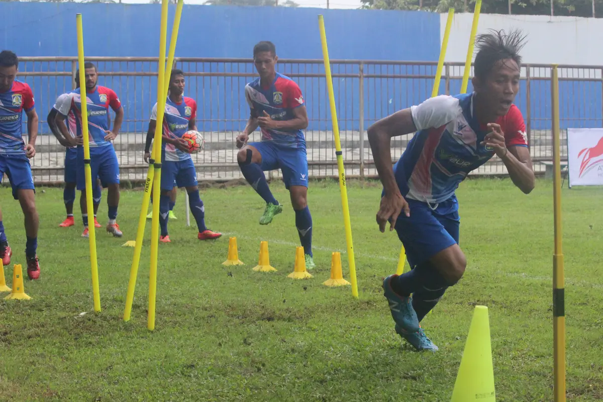 Pemain Persiba mempersiapkan diri menghadapi Persib Bandung