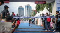 Peserta kategori full marathon berhasil mencapai garis finish Mandiri Jakarta Marathon 2016 di Monas, Jakarta, Minggu (23/10). Peserta berlari sejauh 42 KM pada kategori full Marathon sesuai rute yang telah ditentukan panitia. (Liputan6.com/Faizal Fanani)