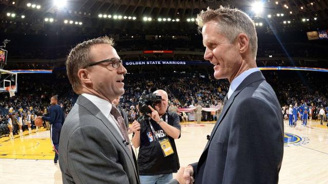 Scott Brooks dan Steve Kerr (kanan).