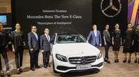 CEO Mercedez Benz Distribution Indonesia dan Director bersama sejumlah model foto bersama saat peluncuran 7 mobil terbaru Mercedes Benz di Gaikindo Indonesia International Auto Show (GIIAS), ICE BSD, Tangsel, Kamis (11/8). (Liputan6.com/Fery Pradolo)