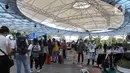 Suasana saat calon penumpang mengntre untuk rapid test antigen di Terminal 2 Bandara Soekarno-Hatta, Tangerang, Banten, Selasa (22/12/2020). Calon penumpang mengaku rata-rata antre hingga tiga jam untuk mendapatkan layanan rapid test antigen. (merdeka.com/Arie Basuki)