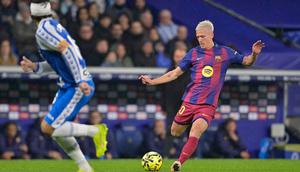 Upaya Barcelona untuk mencetak gol baru berbuah hasil saat pertandingan memasuki menit ke-86. Gol tercipta lewat tendangan keras Dani Olmo yang mengarah ke ke pojok kiri atas gawang Espanyol. Tampak dalam foto, gelandang Barcelona asal Spanyol, Daniel Olmo (kanan) melakukan tendangan saat pertandingan pekan ke-18 Liga Spanyol 2025/2026 melawan RCD Espanyol di Stadion RCDE, Sabtu 3 Januari 2026 waktu setempat atau Minggu (4/1/2026) dini hari WIB. (MANAURE QUINTERO/AFP)