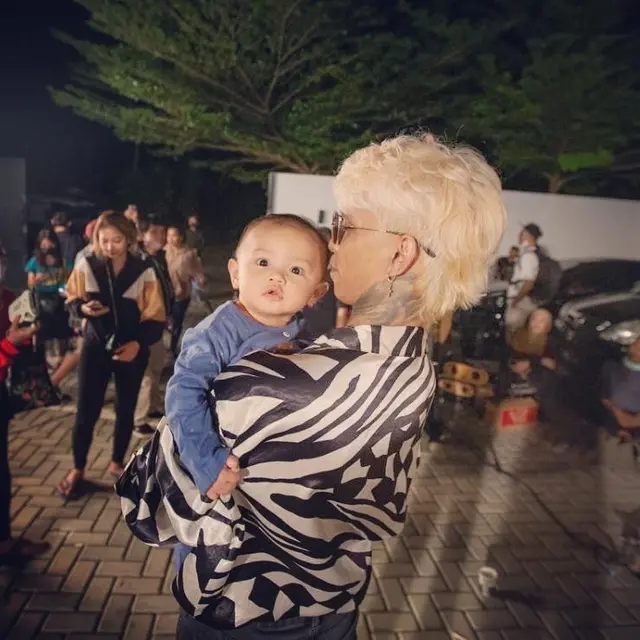 Momen Young Lex Asuh Baby Zaenab Alexander. (Sumber: Instagram/young_lex18)