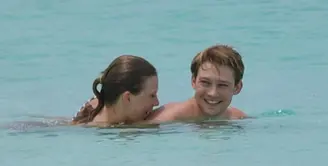 Berbeda dari tahun-tahun sebelumnya, Taylor Swift kini tak membuat pesta di 4 Juli alias hari kemerdekaan Amerika. (People)