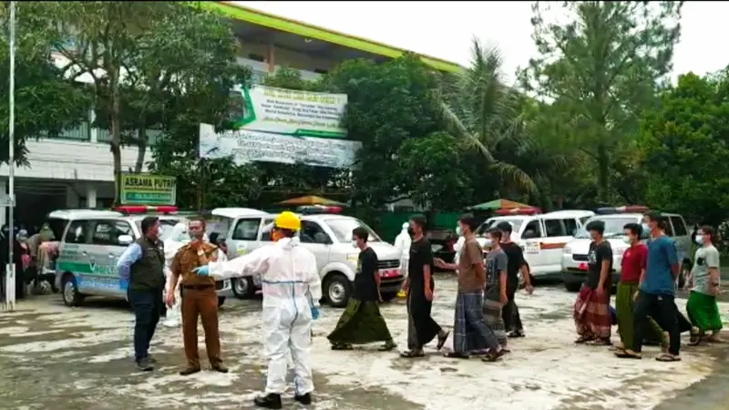 Deretan santri di salah satu pesantren di kawasan jalan Benda, Kota Tasikmalaya, setelah menjalani tes.