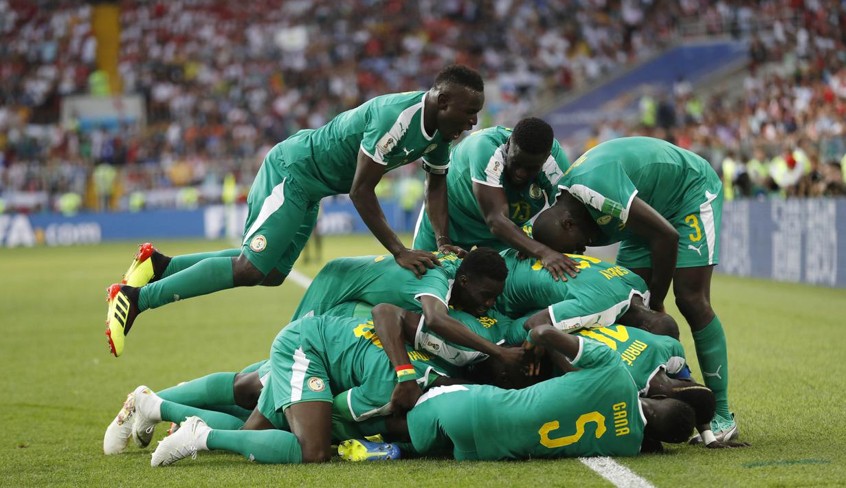 Para pemain Senegal merayakan gol yang dicetak oleh Mbaye Niang ke gawang Polandia pada laga Piala Dunia di Stadion Spartak, Selasa (19/6/2018). Senegal menang 2-1 atas Polandia. (AP/Eduardo Verdugo)